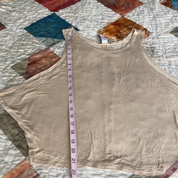 **SOLD** Varley workout tank - Picture 5 of 7